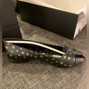 NWT Chanel black and gold CC logo cap toe ballerina flats